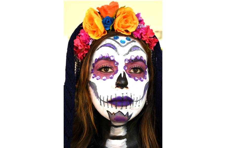  Practican técnicas de maquillaje en concurso de Día de Muertos