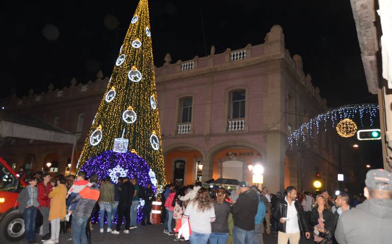 Encienden árbol de navidad y nacimiento monumental - El Sol del Bajío |  Noticias Locales, Policiacas, de México, Guanajuato y el Mundo